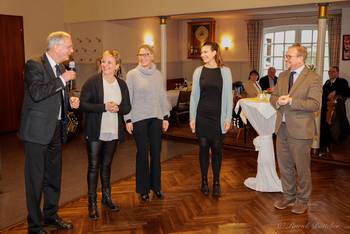Bürgermeister Rohloff (l.) und Neumünsters Oberbürgermeister Bergmann (r.) gratulierten Susanne Brandt, Sibylle Janiszewski-Klein und Carina Liedtke.