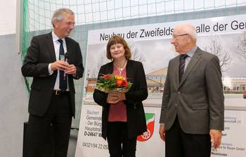 Bürgermeister Rohloff überreichte der Projektsteuerin der Stadt Neumünster, Gundula Schumacher, einen Blumenstrauß und bedankte sich ebenfalls bei Reiner Großer, dem Wasbeker Bauausschussvorsitzenden.