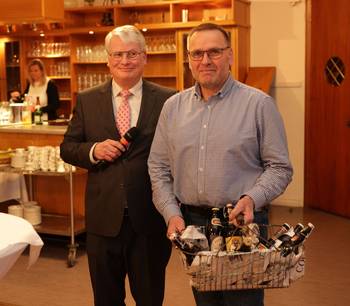 Gemeindearbeiter Volker Blankenberg erhielt ein Geschenk für sein 40jähriges Dienstjubiläum.