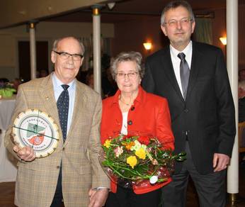 Ehrenpreis 2014: Bürgermeister Karl-Heinz Rohloff (r.) gratuliert Rudolf Frahm zum Bürgerpreis. Ehefrau Theresia Frahm freute sich über einen Blumenstrauß.