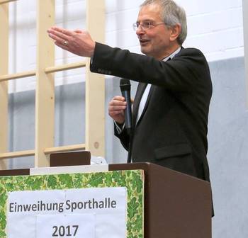 Bürgermeister Karl-Heinz Rohloff begrüßte die Gäste mit launigen Worten zur Einweihung der Zweifeldsporthalle.
