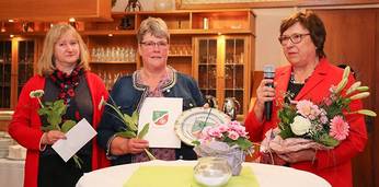Heinke Lorenzen (v.l.), Babett Teege und Gisela Nützel freuten sich über den Ehrenpreis.
