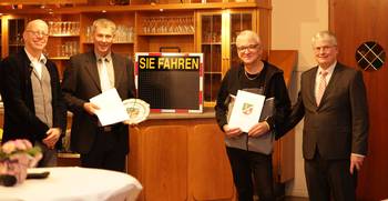 Detlef Glüsing und Jan Schwill (Mitte) erhielten den Ehrenpreis für das Jahr 2023.