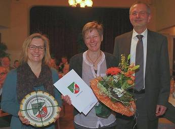 Ehrenpreis der Gemeinde Wasbek 2015: Die Organisatorinnen des Kindervogelschießens, Helke Rathje und Birte Claussen, mit Bürgermeister Karl-Heinz Rohloff.